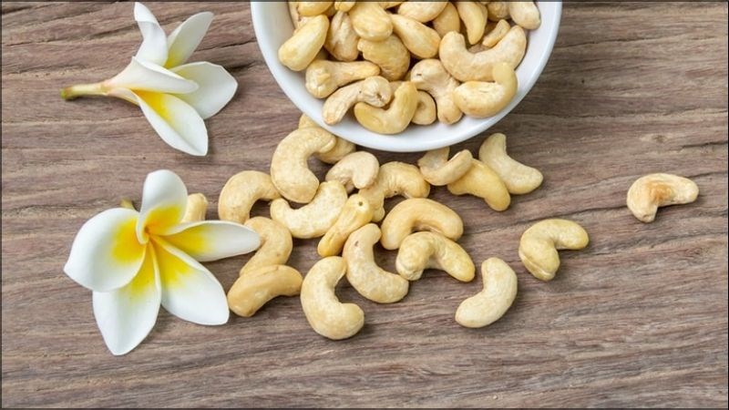 Hạt điều bao nhiêu calo 100gr ? Có béo không ?